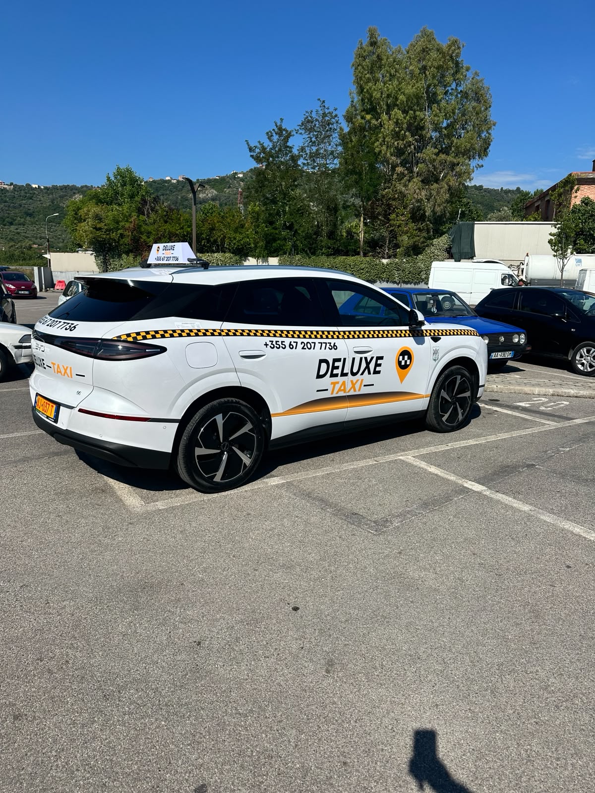 Pamje anësore e Deluxe Taxi me branding